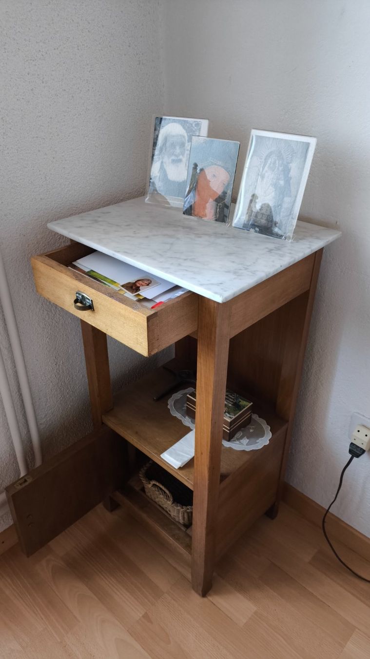 Tables de nuit: Table de nuit 1900 – D'occasion à Porrentruy par NGiorda