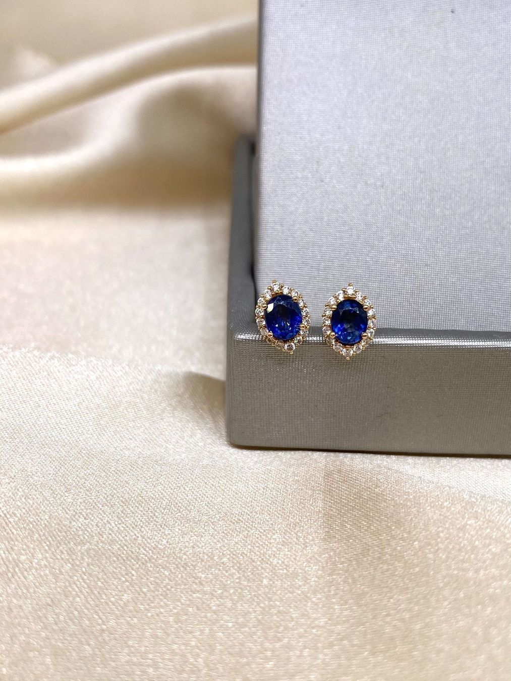 Ohrringe & -stecker: Saphir Ohrstecker 18k Gold Diamanten – Neu und originalverpackt aus Sarnen von Yingsperlen1