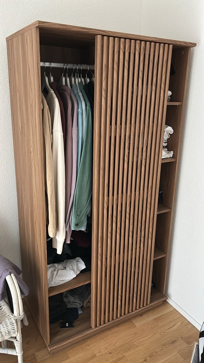 Schränke: Kleiderschrank – Gebraucht aus Zürich von laraaimee