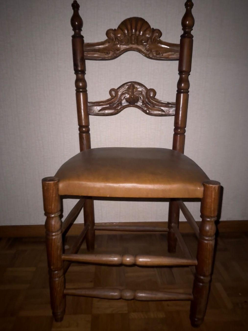 Chaises: Holzstuhl mit Leder Sitz braun – D'occasion à Thayngen par laylay_xD
