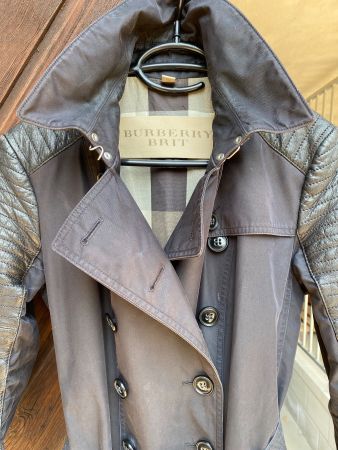Schwarzer Burberry Brit Trenchcoat mit Leder