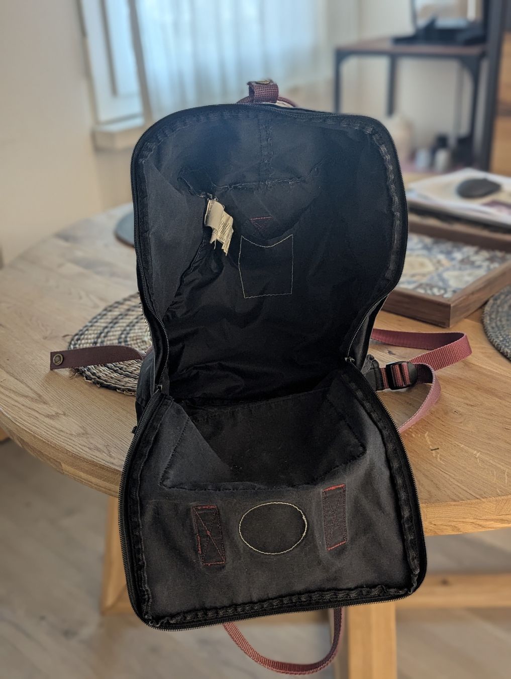 Fjällräven Zaini: Fjällräven Kånken Backpack - Black & Purple – Usato da Schlieren venduto da maseam 4