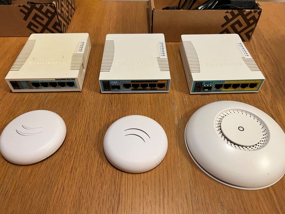 6 Stk. diversen MikroTik Geräten - 3 Routers und 3 APs (Gebraucht) in ...