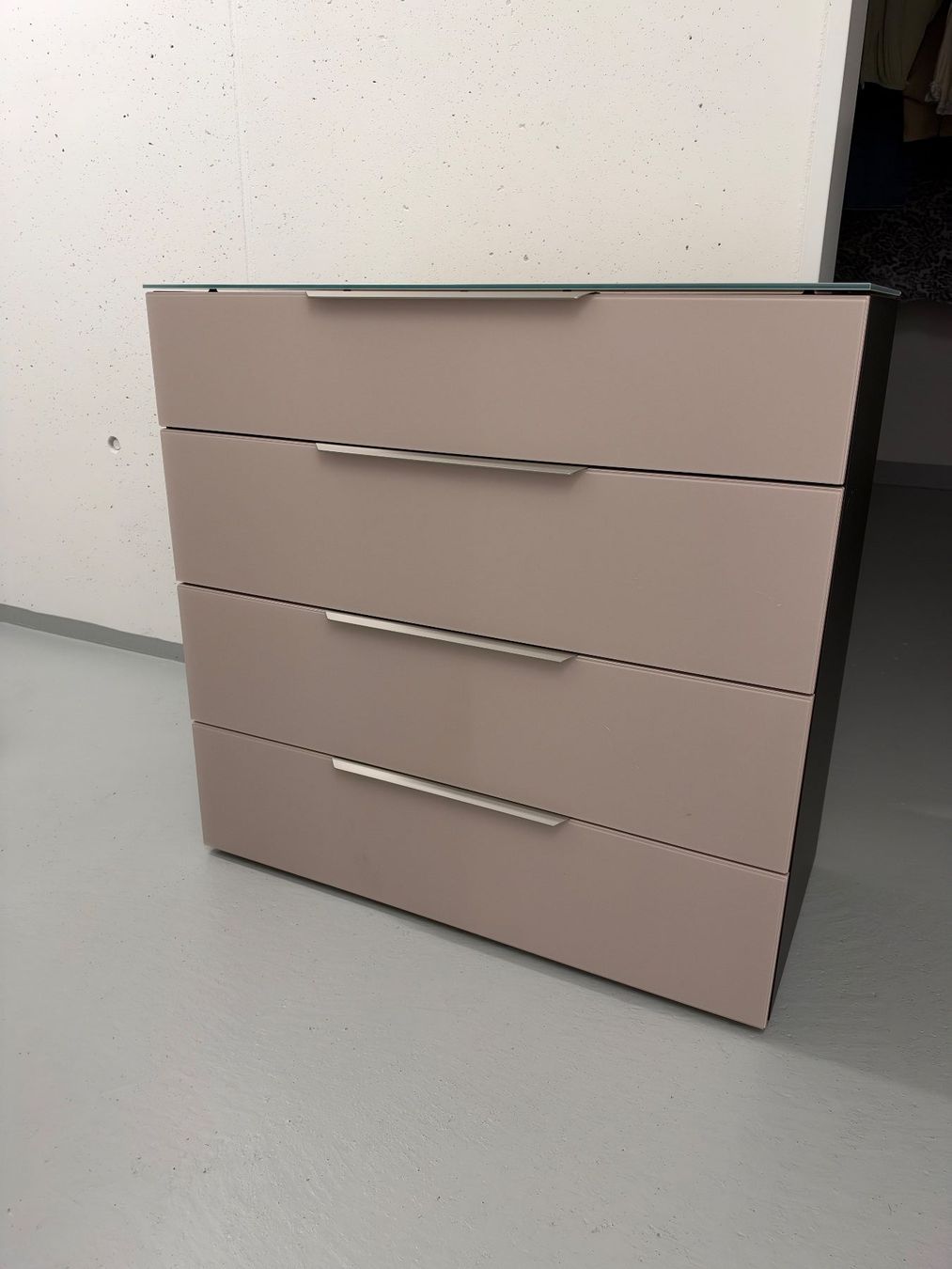 Commodes: Kommode mit 4 Schubladen Rose Quarz – D'occasion à Rickenbach SO par rusarusa