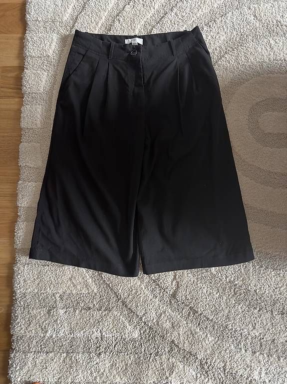 Pantaloni: h&m short  – Usato da Bern venduto da sar_r5dp 1
