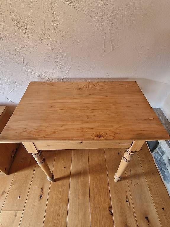 Tavoli: Antiker kleiner Tisch – Usato da Conters im Prättigau venduto da baffe 1