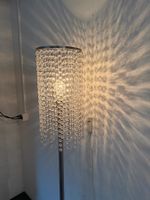 Elegante Stehleuchte mit Glasperlen