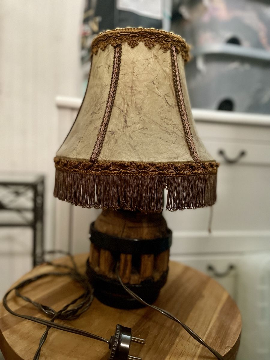 Lampade: Antike rustikale Tischlampe, Holzfuss – Usato da Meikirch venduto da Hilfe_Waisentiere 2