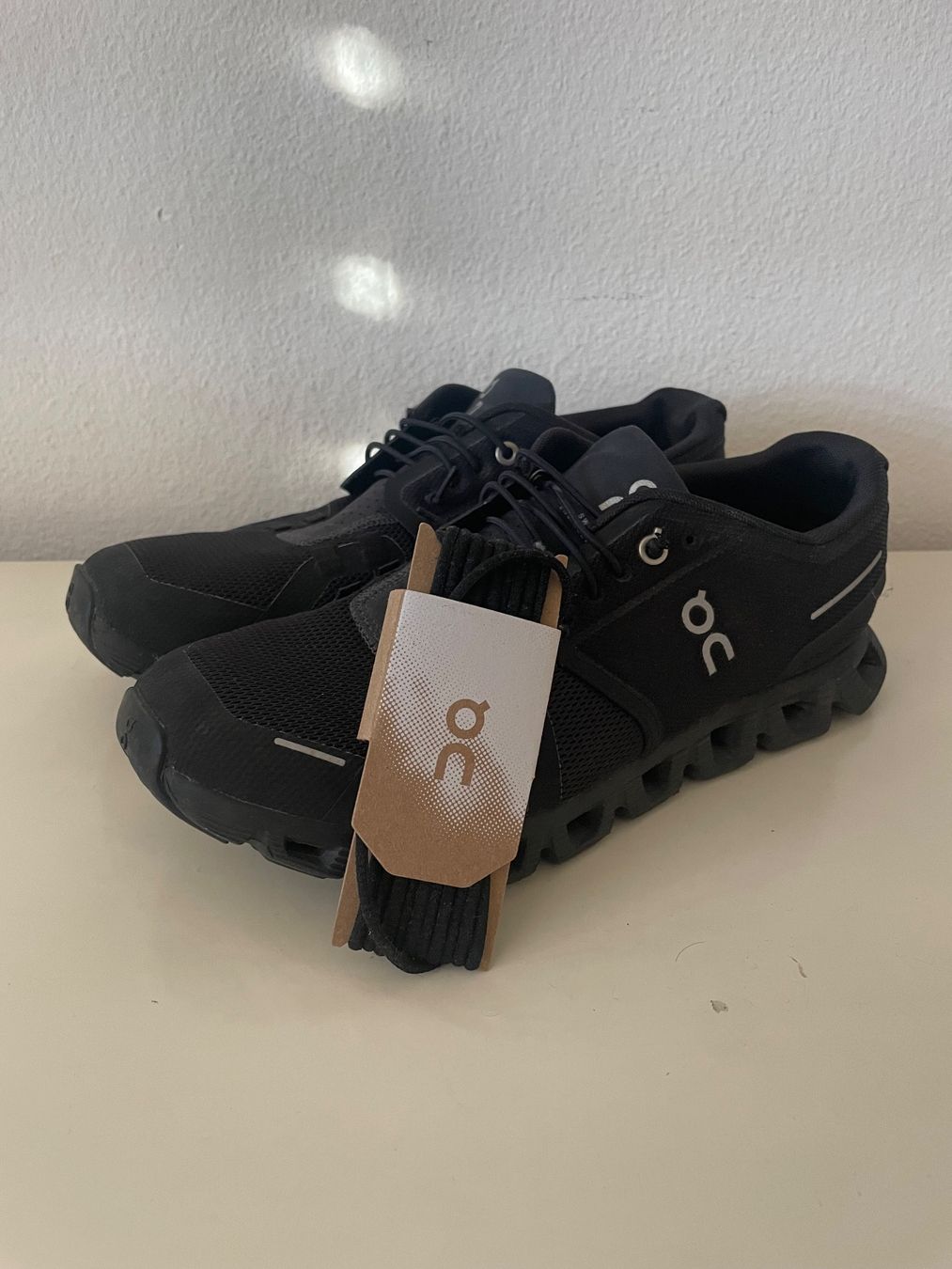 On Scarpe da uomo: Schwarze On Running Cloud 6 Schuhe Gr. 42.5 – Usato da Adliswil venduto da maximiliann
