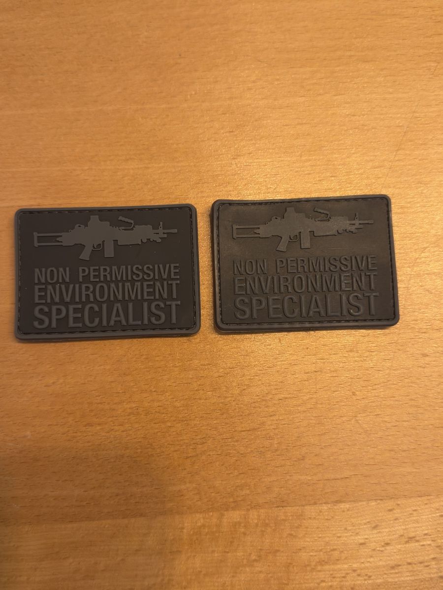 Plaketten & Abzeichen: 2 Patch Set Non Permissive Environment Specialist neu – Gebraucht aus Rümlang von VOS_R