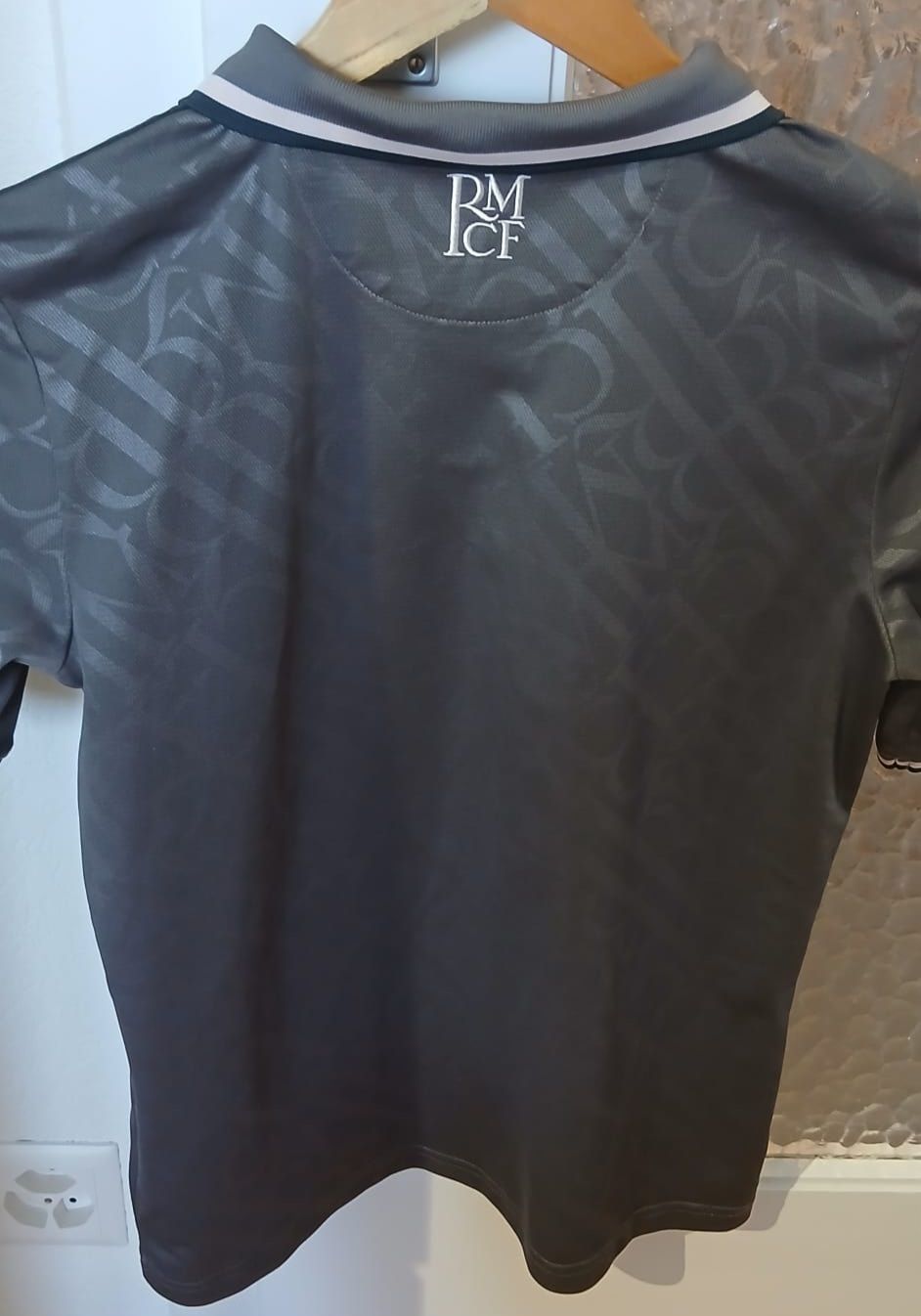 Adidas Scarpe, pantaloni & magliette da ginnastica: maillot Real Madrid extérieur – Usato da Dombresson venduto da Angeldeneuchatel 1