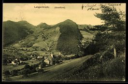 AK Langenbruck /Baselland, Ortsansicht mit Kirche und Hügeln
