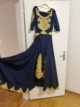 Abendkleid dunkelblau mit goldenen Verzierungen Grösse S