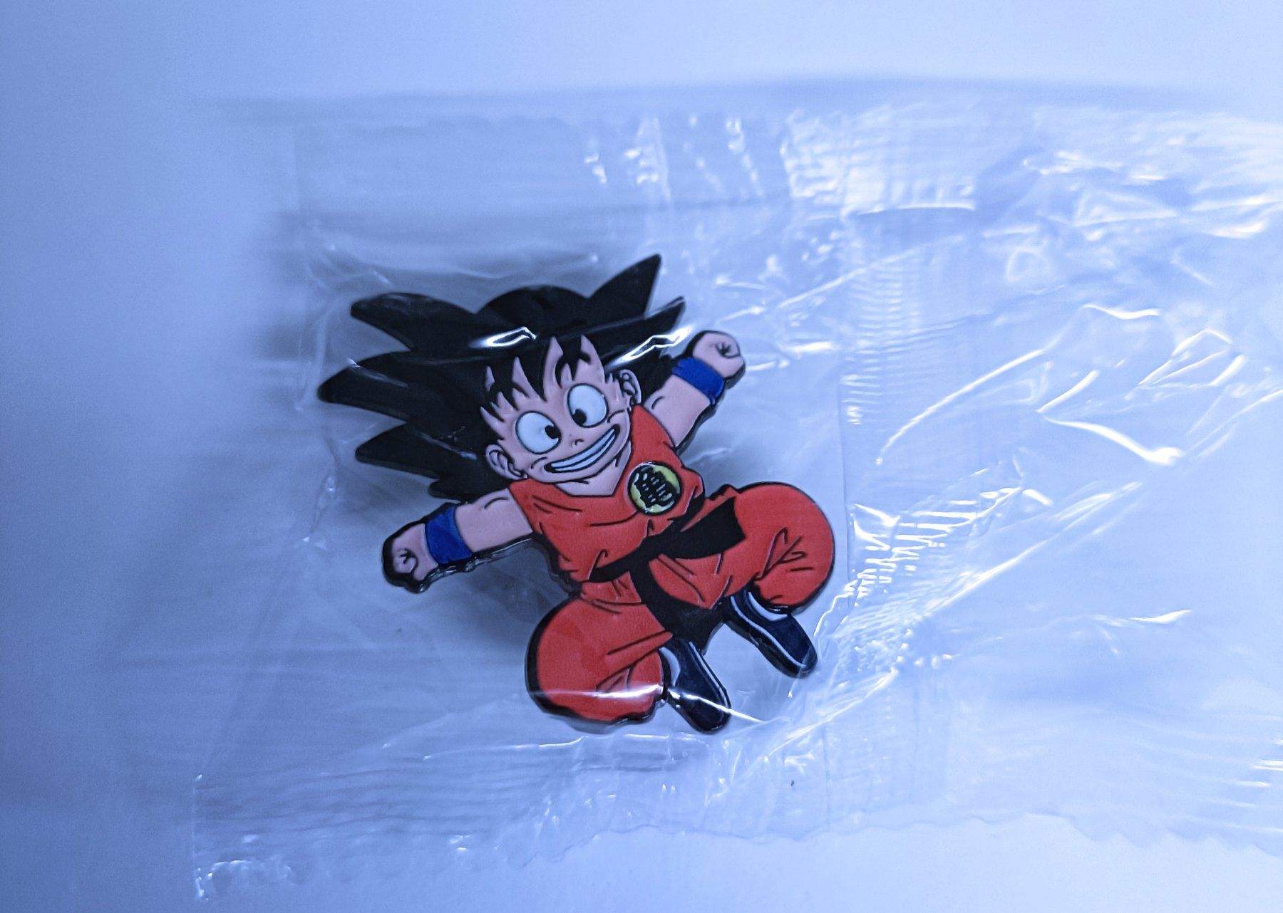 Placchette & Badge: Pin Son Goku jumping aus Dragonball – Nuovo e nell'imballaggio originale da Köniz venduto da Pinscollect