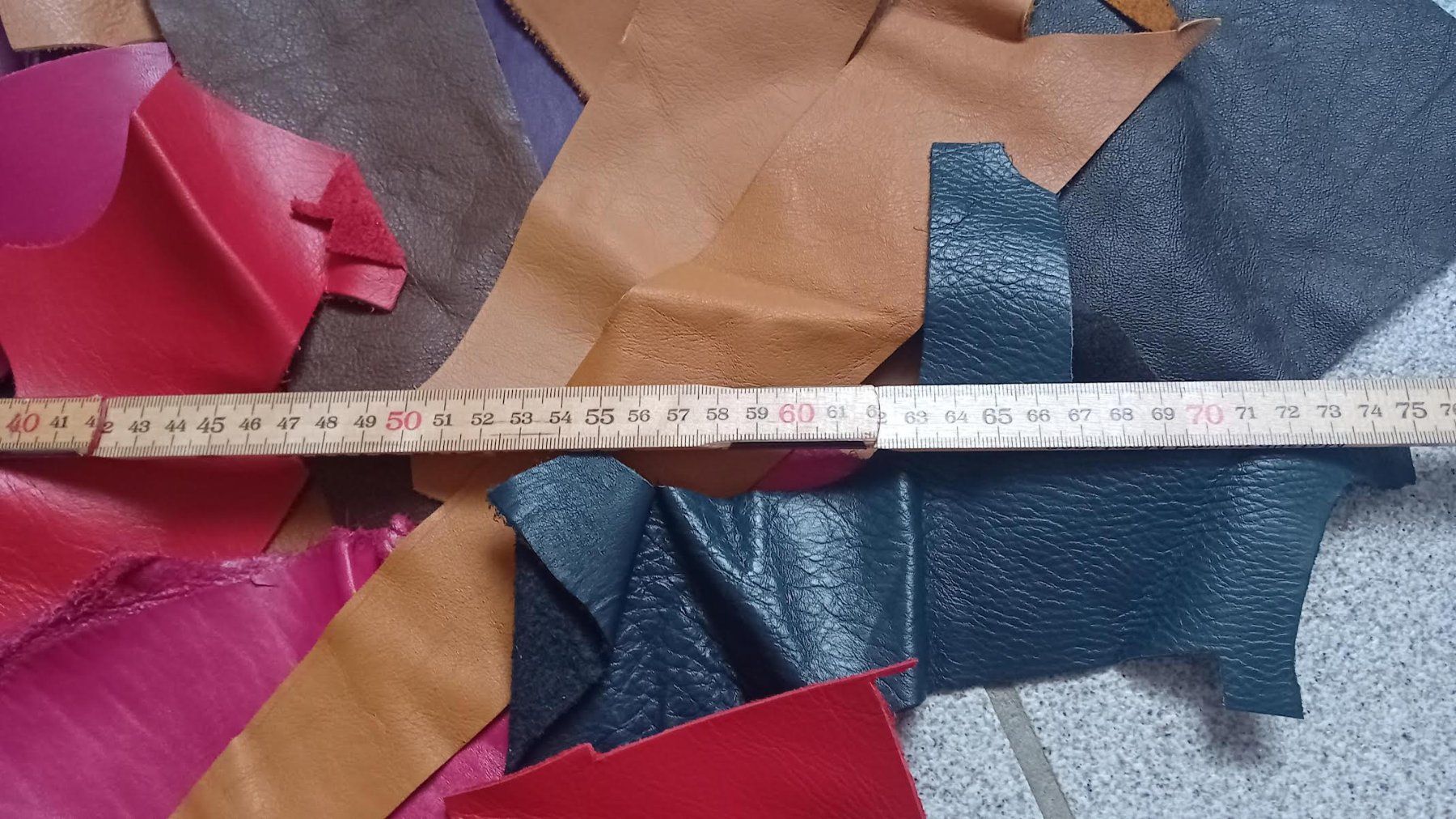 Tissus: Leder Reste ca.3,5kg – D'occasion à Salez par Robe12 8