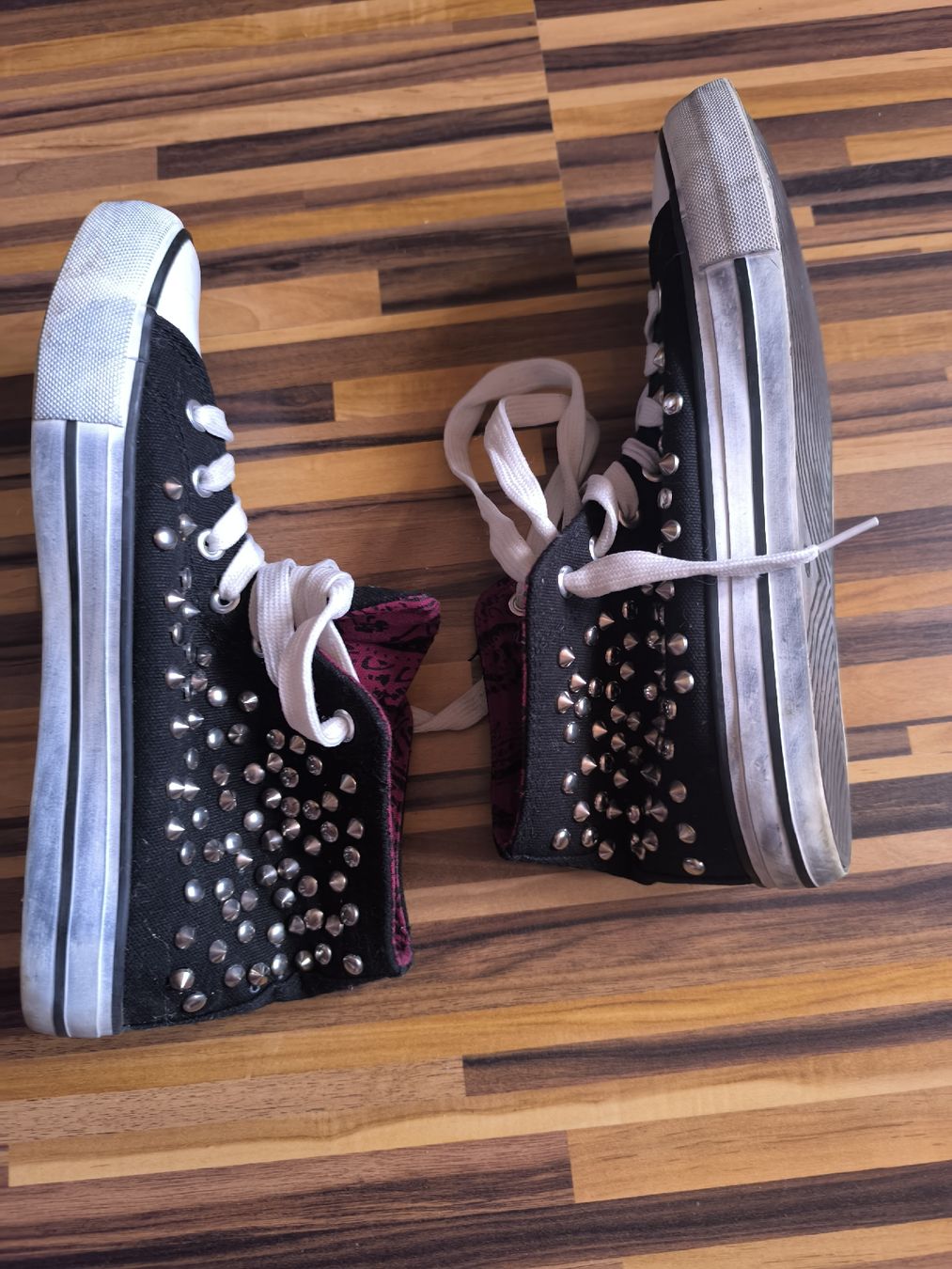 Scarpe da donna: Sneakers mit Nieten Gothic, Punk, Emo – Usato da Fischbach LU venduto da BuBri 2