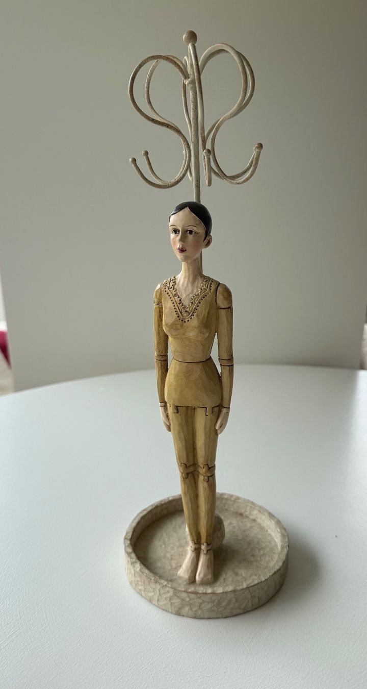 Portagioie: Vintage Schmuckständer Puppe Holzoptik – Usato da Dietschwil venduto da adr_gs9w 1