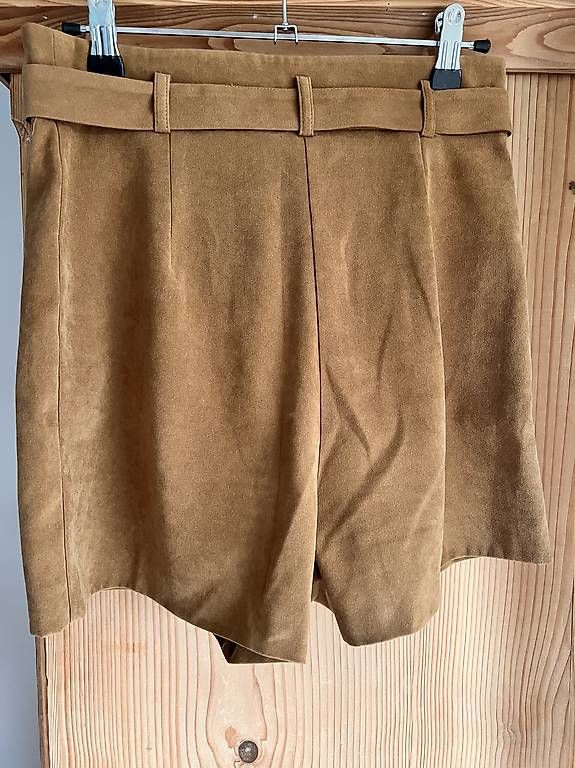Pantaloni: Shorts Wildlederoptik braun Grösse 36 – Usato da St. Niklausen LU venduto da Mimmi86 1