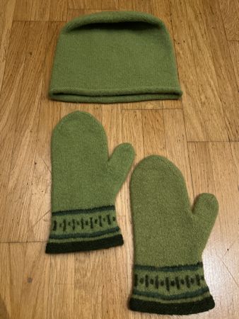 Set mit Wollmützen und Handschuhen