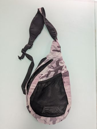 Sac à bandoulière Fox camouflage gris, parfait pour l'été