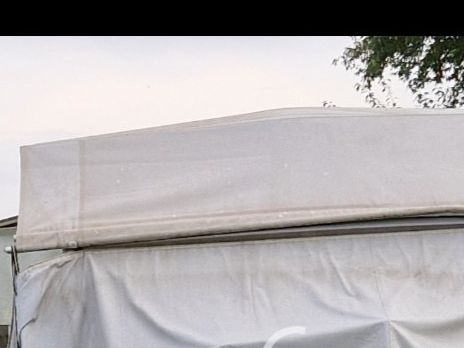 Altro: Wohnwagen Dachplane mit Gestänge, grau, keine Risse – Usato da Pfaffnau venduto da ThomaLuzern 1
