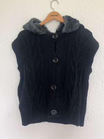 Schwarze Strickweste von yes or no mit Fellkaputze, Grösse M