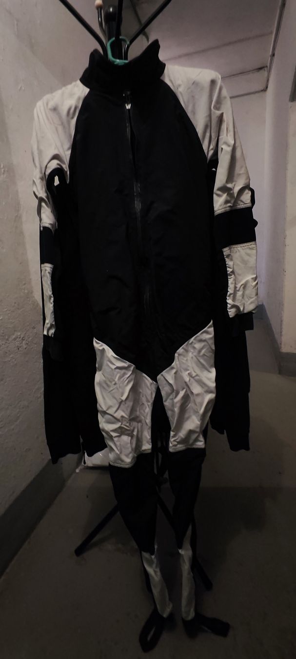 Completi: Skydive Suit Schwarz/Weiß – Usato da Winterthur venduto da Ajcps
