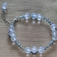 Elegantes, zartes Armband mit Glasperlen in Weiss/Silber.