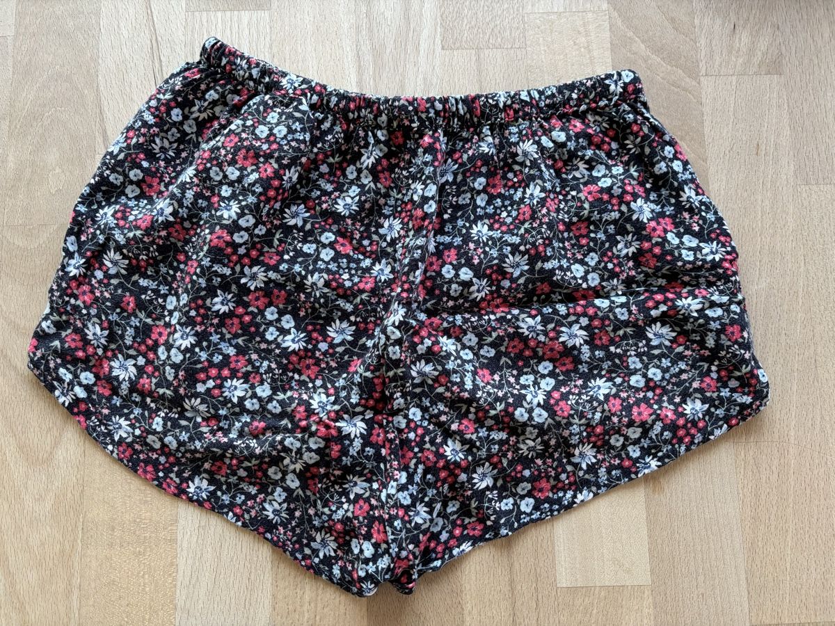Hosen: kurze Stoffhose mit Blumenmuster – Gebraucht aus Nürensdorf von ali_qyh6 2