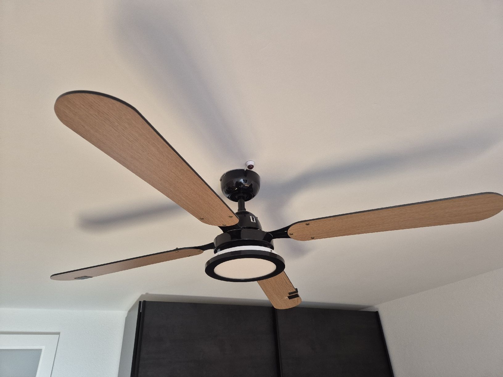 Lampes: Deckenventilator Leuchte mit Fernbedienung – Neuf (Voir description) à Lachen SZ par missfranky85