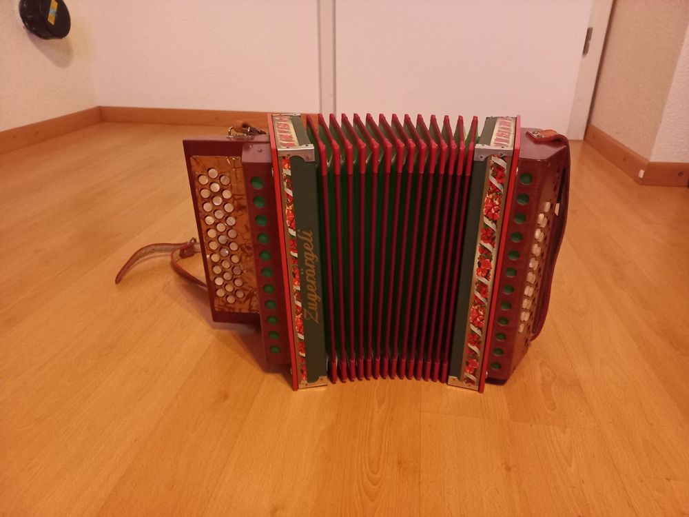 Strumenti musicali: Zuger - Örgeli mit Koffer - Tonart B - 18 Bässe – Usato da Andwil TG venduto da Natur5 1
