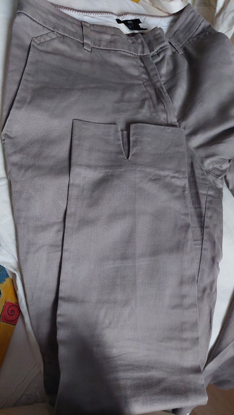 H&M Pantaloni: h&M Hosen,grau in gr.34 – Nuovo (secondo la descrizione) da Basel venduto da O-MEGA 1