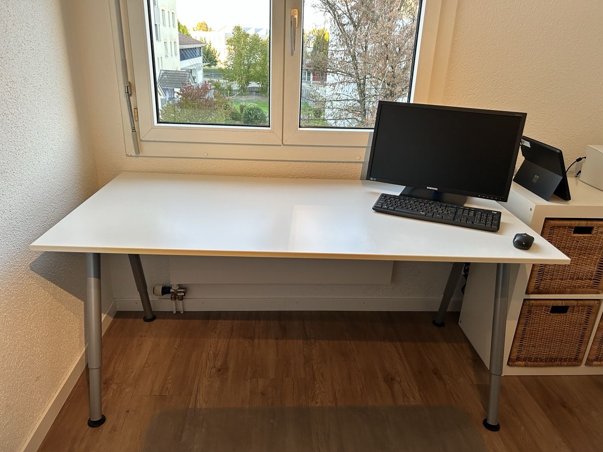 Ikea Scrivanie: Schreibtisch Ikea Galant – Usato da Romanshorn venduto da Mconrad1