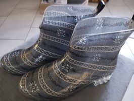 Gummistiefeletten im Edelweisslook