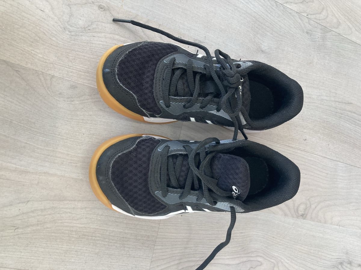 Asics Herrenschuhe: Turnschuh Asics 32 – Gebraucht aus Amden von Karplusan 2
