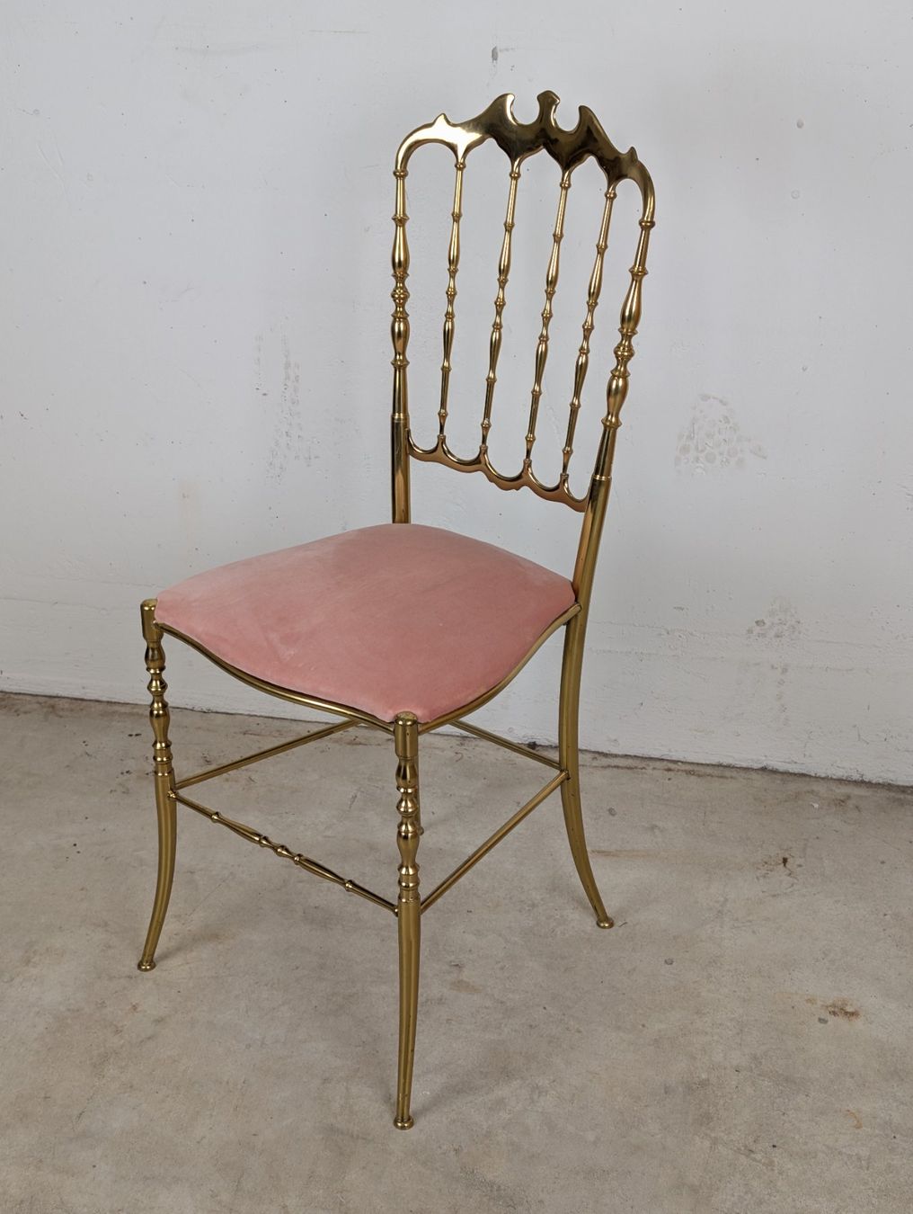 Sedie: Chiavari Stuhl aus Messing mit Samtbezug – Usato da Winterthur venduto da Hint17 1