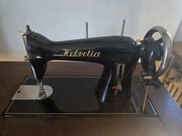 Antike Helvetia Nähmaschine mit Fusspedal & Holztisch – Vint