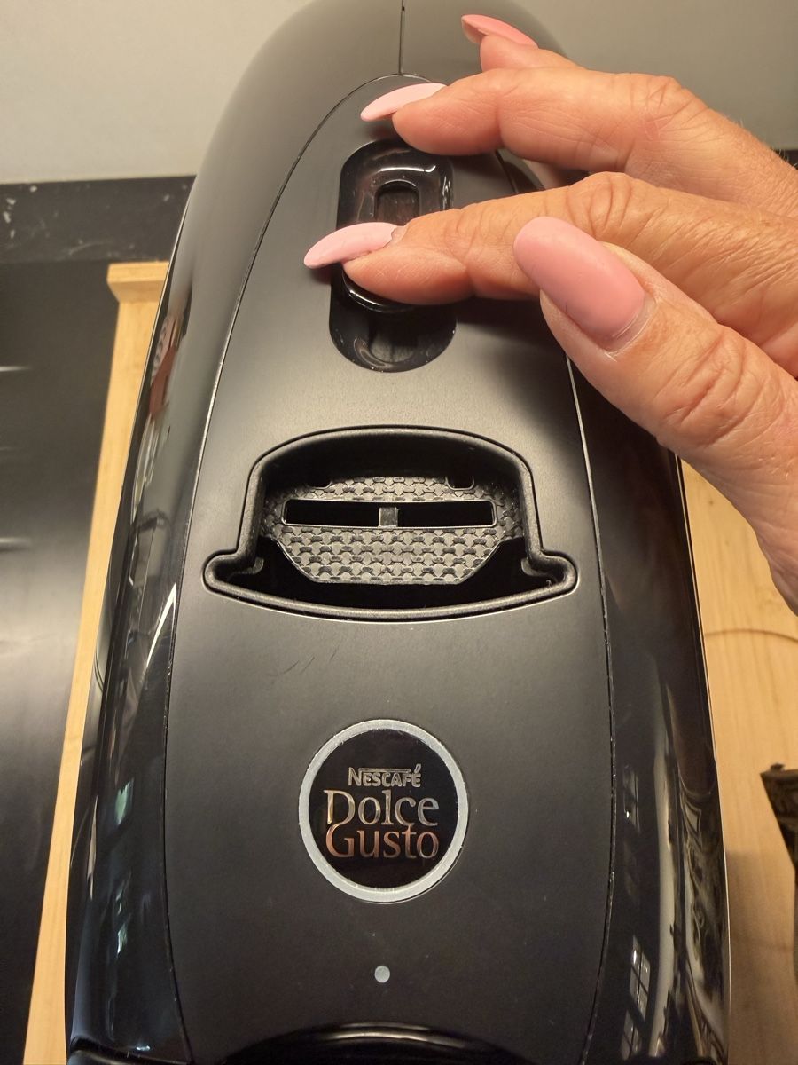De'Longhi Kaffeemaschinen & Espressomaschinen: Machine Dolce Gusto Delonghi – Neu (gemäss Beschreibung) aus Lausanne von Doudoutze 2