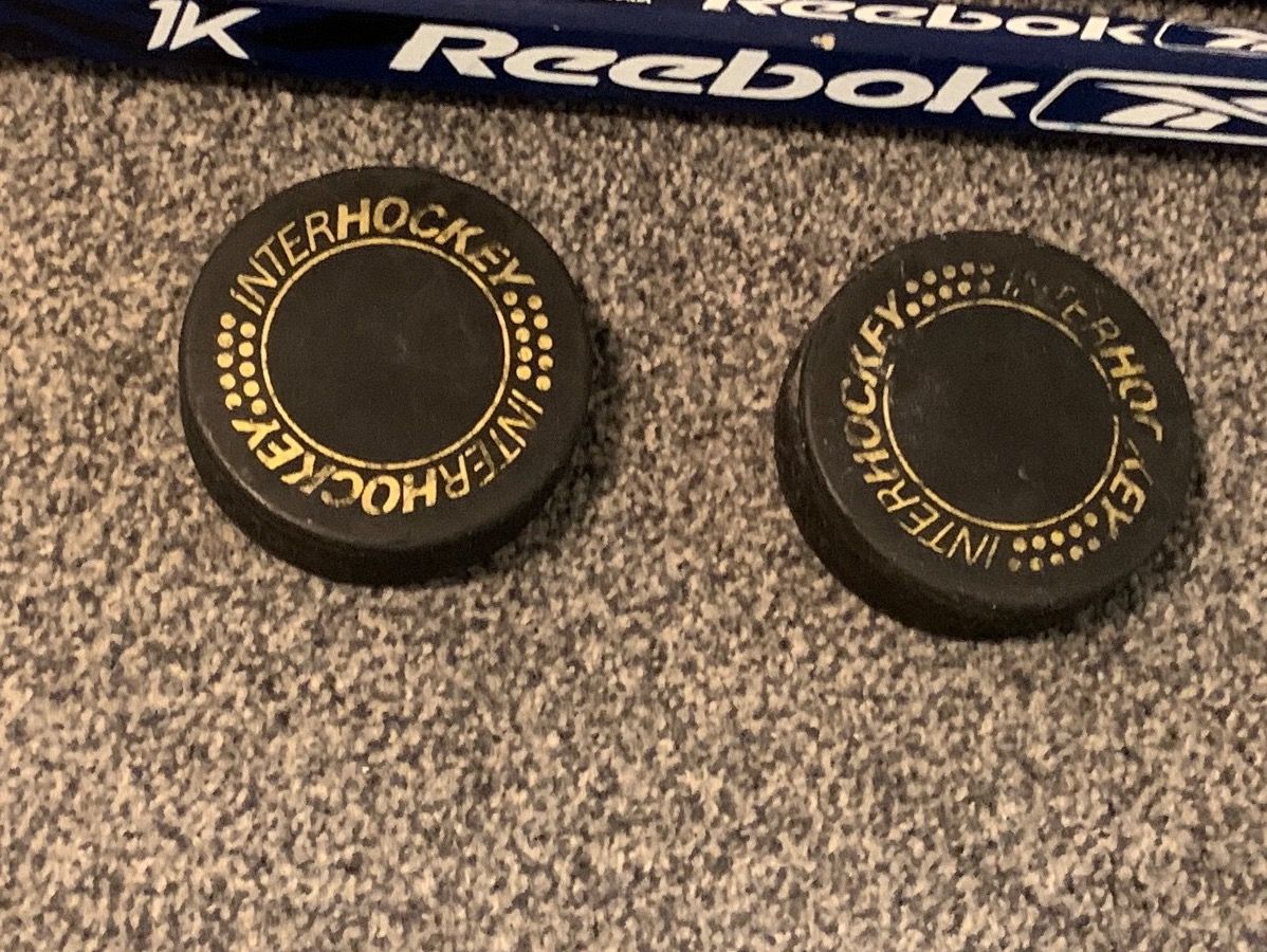 Reebok Bastoni & Pale: Zwei Eishockeyschläger Reebook Multilam MS + 2 Pucks – Nuovo (secondo la descrizione) da Erlenbach ZH venduto da Ritschly 7