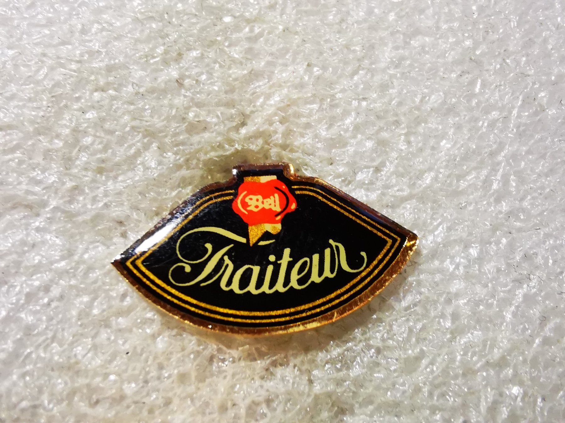 Placchette & Badge: Ansteckpin 95: Bell Traiteur – Usato da Oppligen venduto da Pin-Fall-Shop