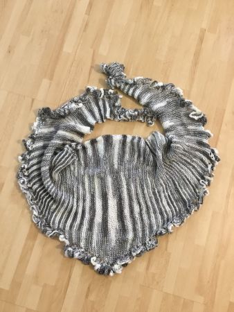 Dreiecktuch handgestrickt Farbe Beigetöne