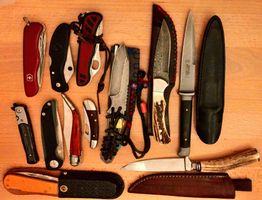 Messer Sammlung mit Buch