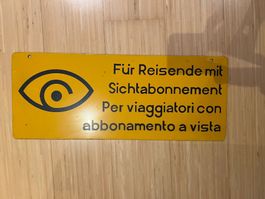Gelbes Zugschild "Für Reisende mit Sichtabonnement"