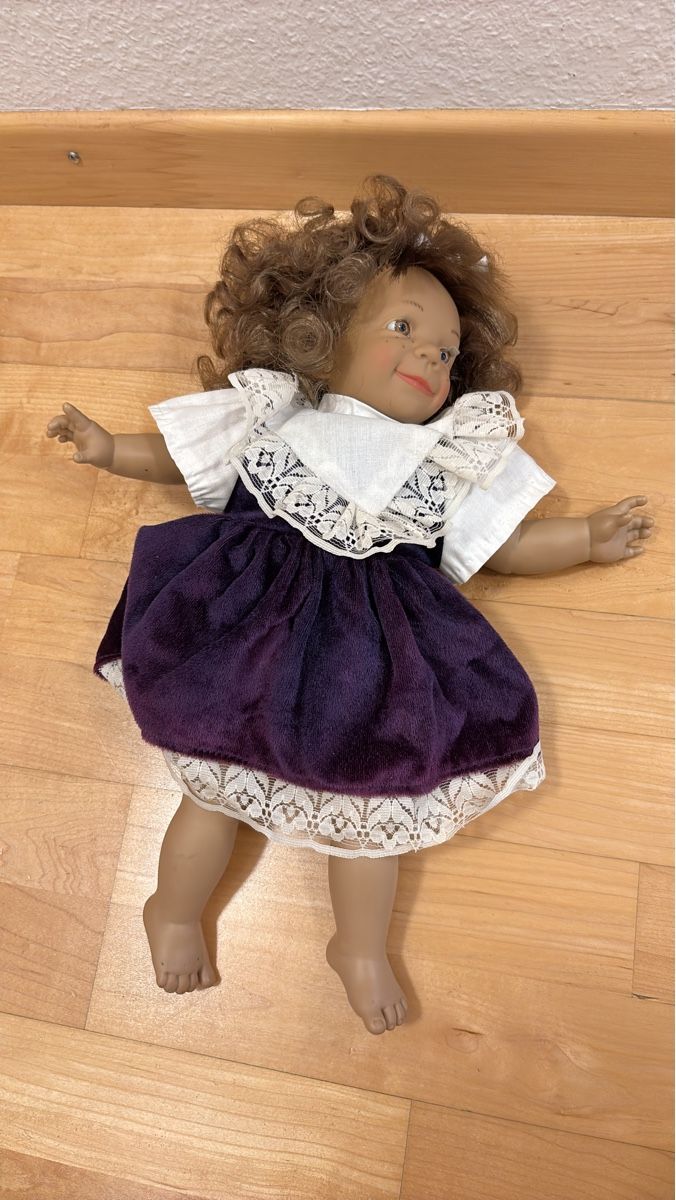 Bambole: Plastikpuppe mit lila Kleid und Spitze – Usato da Wil SG venduto da ros_5ypg