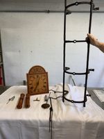 Wanduhr mit Pendel und Gewichten, Holzkasten, deko