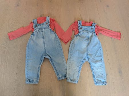 2x Latzhosen m. Langarmshirts, Gr. 74/80 f. Zwillinge
