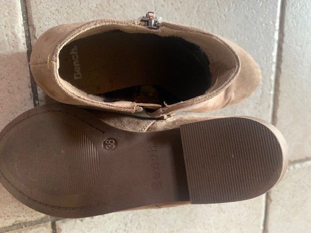 Bench Scarpe da donna: Hellbraune Stiefeletten von Bench,  Grösse 36, neuwertig – Usato da Windisch venduto da Trudi45 4