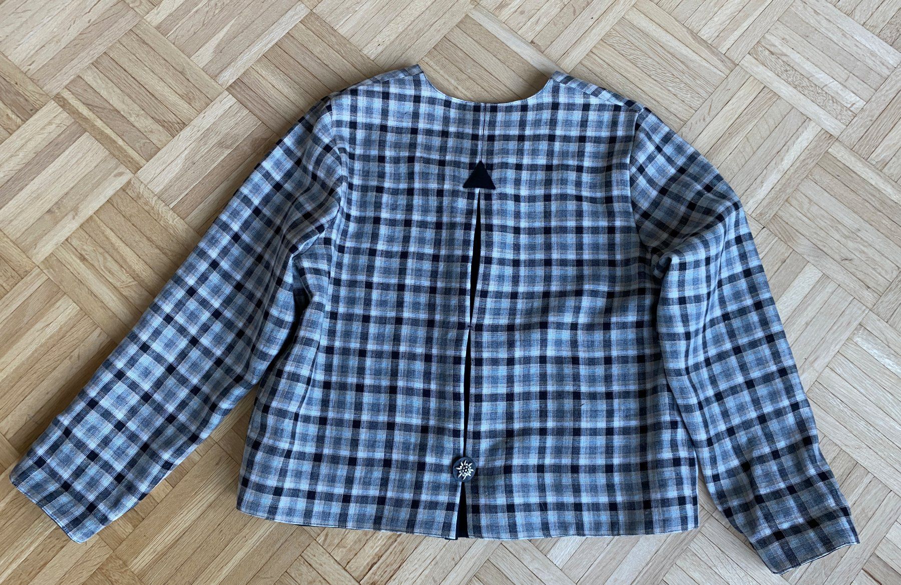 Giacche: wunderschöne Trachtenjacke; 100% Leinen Gr. 42/44 – Usato da Weinfelden venduto da Cheyenne21 4