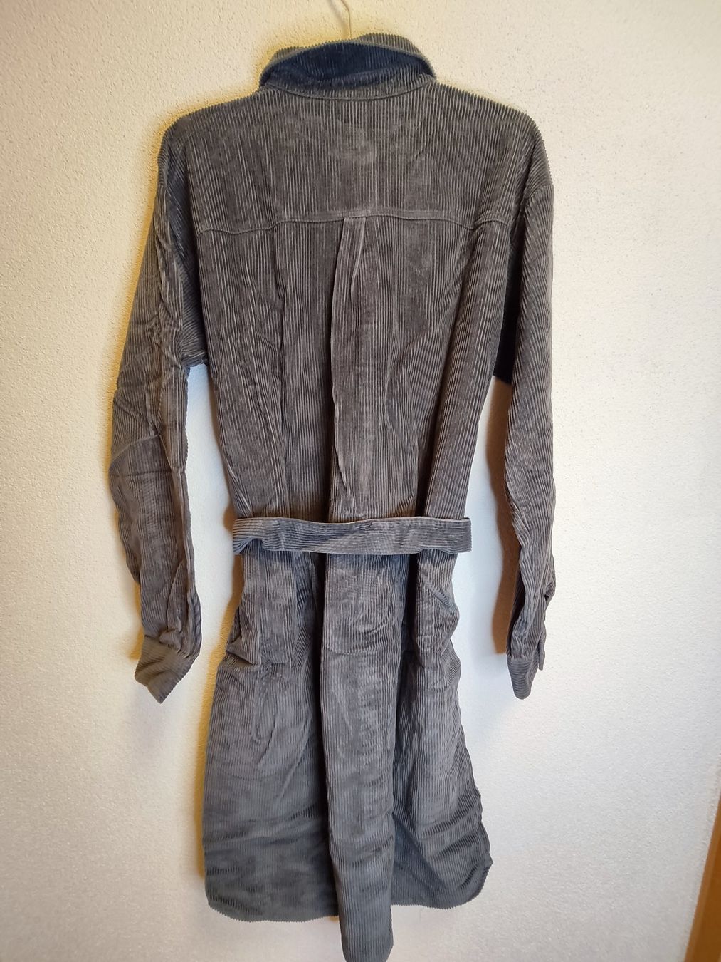 Vestiti: Kleid midi Cordoptik grau fairtrade recolution Grösse XS – Nuovo e nell'imballaggio originale da Rheinfelden venduto da womanskirtSecondhand 2