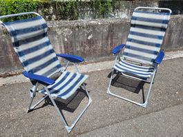 2 bequeme Campingstühle mit Kopfstütze
